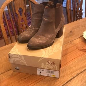 Women’s block heel bootie